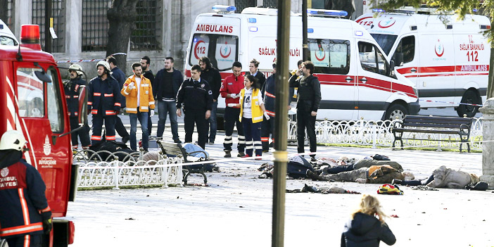  جثث القتلى متناثرة في موقع الهجوم من شدة الانفجار وسط انتشار كثيف للمحققين