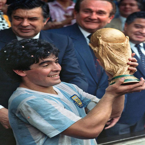 مارادونا يحمل كأس العالم 1986