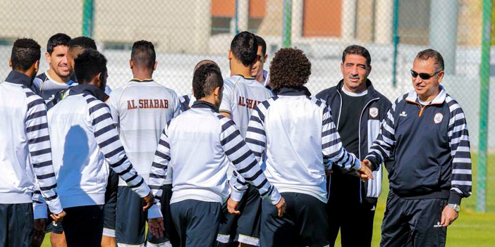  لاعبو الشباب قبل التدريبات