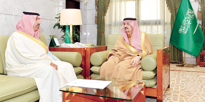  أمير الرياض خلال استقباله الأمير بندر بن سعود