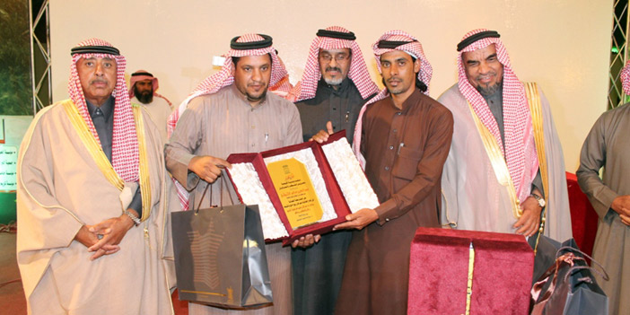  توزيع الجوائز على الفائزين