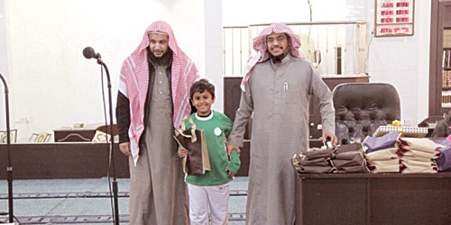  جانب من تكريم أحد الطلاب المتميزين بحلق الريان