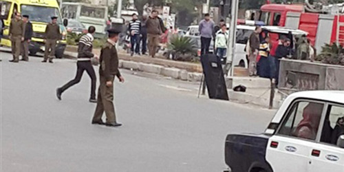  قوات الأمن المصرية أثناء تفكيك إحدى القنابل
