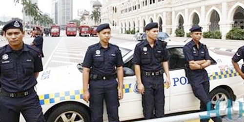  عناصر من أفراد الشرطة الماليزية