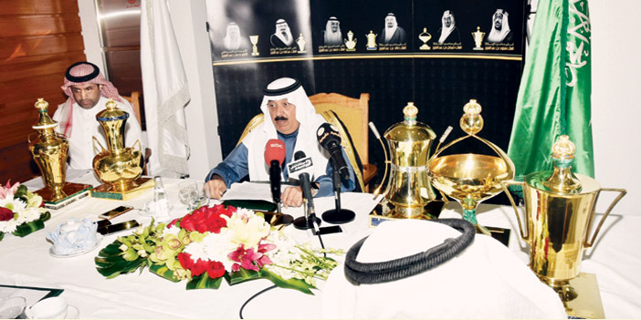  الأمير متعب بن عبد الله خلال المؤتمر الصحفي