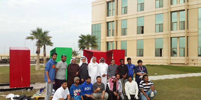  مدير جامعة الدمام مع الطلاب المصممين لممر المشاة