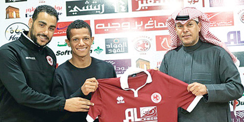  البرازيلي أدريانو يحمل القميص العنابي مع المدلج بعد توقيع العقد