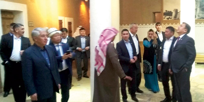 رئيس البرلمان القرغيزي يزور متحف المصمك التاريخي 