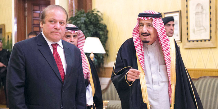 خادم الحرمين الشريفين خلال لقائه مع رئيس وزراء الباكستان ومباحثاتهما في الرياض يوم أمس