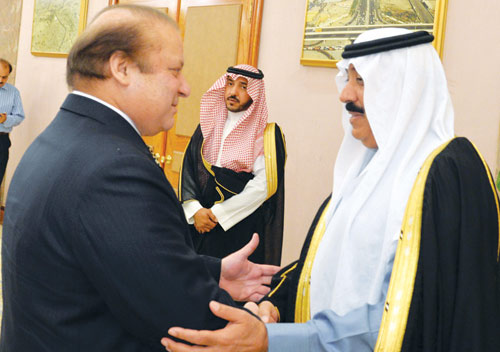  الأمير متعب بن عبد الله مصافحا رئيس الوزراء الباكستاني