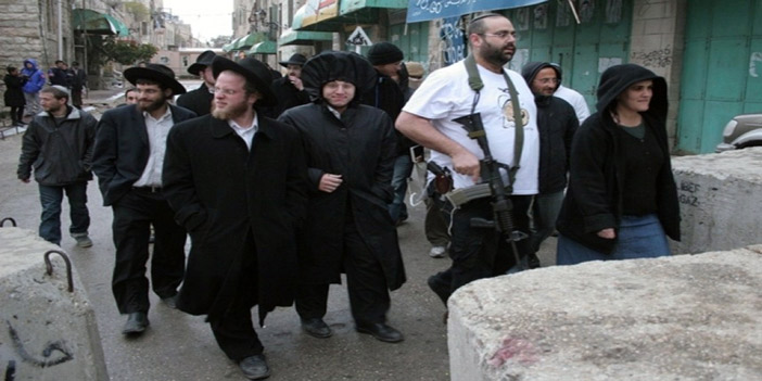  محتلون يهود يحملون الأسلحة ويجوبون الأحياء الفلسطينية