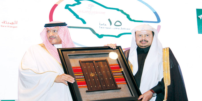  الأمير سلطان بن سلمان يسلم الهدية التذكارية من المشغولات اليدوية لمعالي رئيس مجلس الشورى