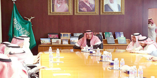  أمين منطقة الرياض خلال لقائه أعضاء المجلس