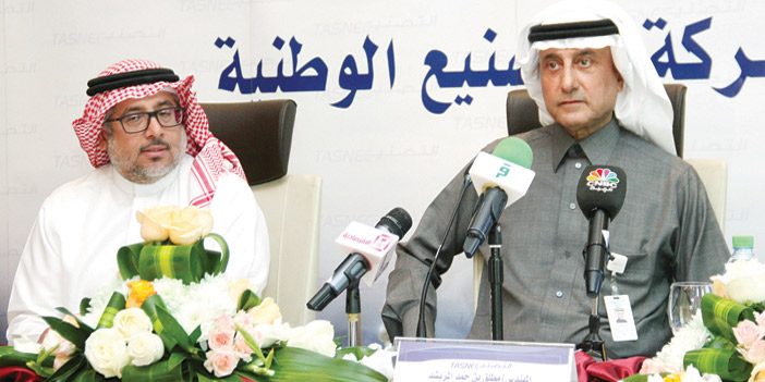  م.المريشد الرئيس التنفيذي للشركة والفواز نائب الرئيس التنفيذي للمالية خلال المؤتمر الصحفي