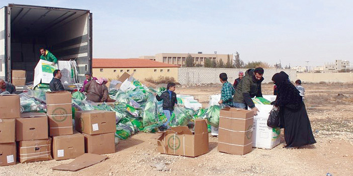  لقطتان من توزيع المساعدات السعودية