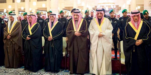  الملك سلمان يؤدي صلاة الميت على الأمير سعود بن محمد -رحمه الله-