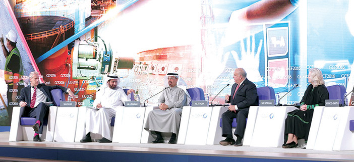  م. الفالح ود. الربيعة والسفير الأمريكي ورئيس مجلس التنافسية الأمريكي خلال جلسة النقاش أمس