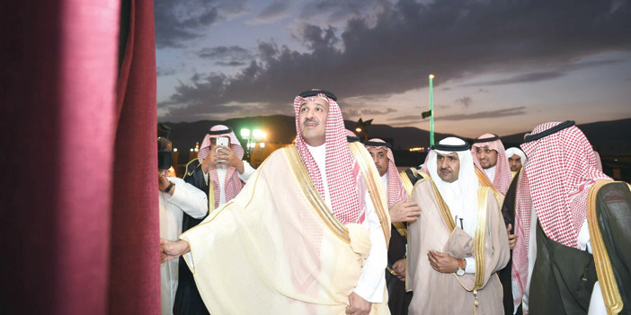  الأمير فيصل بن سلمان يزيح الشعار التذكاري مدشناً أحد المشاريع