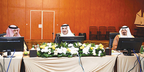 الأمير فيصل بن سلمان مترئساً اجتماع مجلس المنطقة