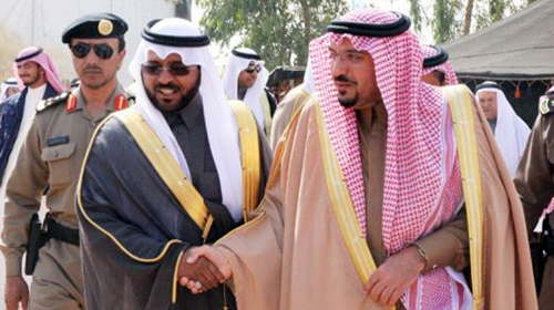  الأمير فيصل بن مشعل يصافح الخمعلي