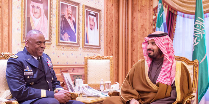  ولي ولي العهد خلال اجتماعه مع الفريق أوستين