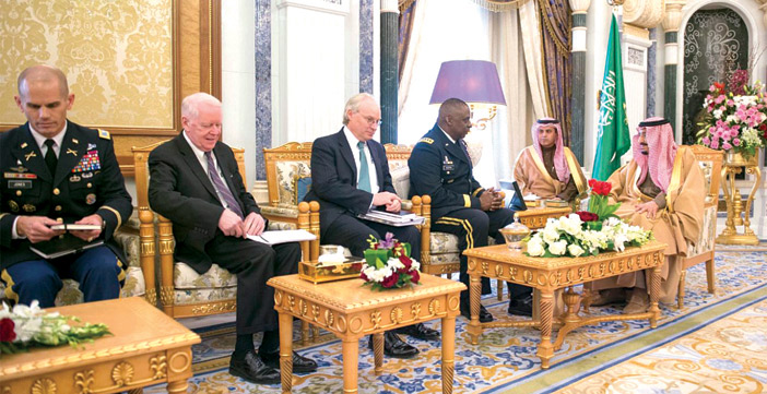 خادم الحرمين الشريفين يستقبل قائد القيادة المركزية الأمريكية 