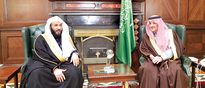  الأمير فهد بن سلطان خلال لقائه وزير العدل