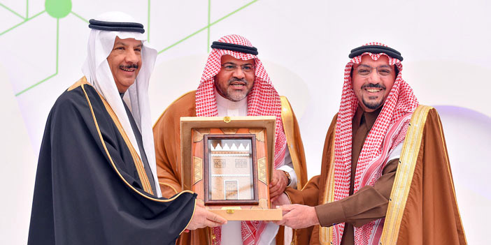  الأمير فيصل بن مشعل يكرم شركاء الكلية