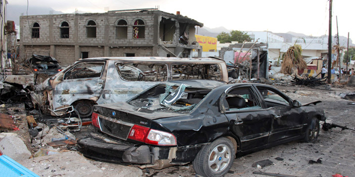  الدمار الذي خلفه الانفجار الانتحاري المفخخ أمام قصر الرئاسة اليمنية في عدن