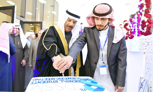  مدير جامعة القصيم خلال تدشين المعرض المصاحب