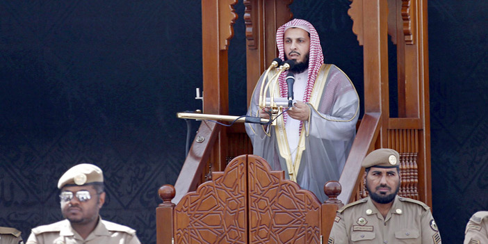  الشيخ آل طالب خلال خطبة الجمعة في المسجد الحرام أمس