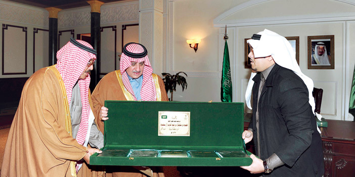 الأمير فهد بن سلطان يتسلم نسخة من كتاب «معجم تبوك» 