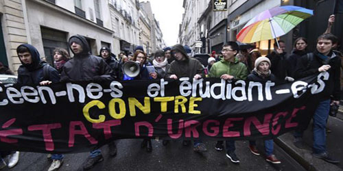 محتجون فرنسيون يطالبون بإنهاء حالة الطوارئ 