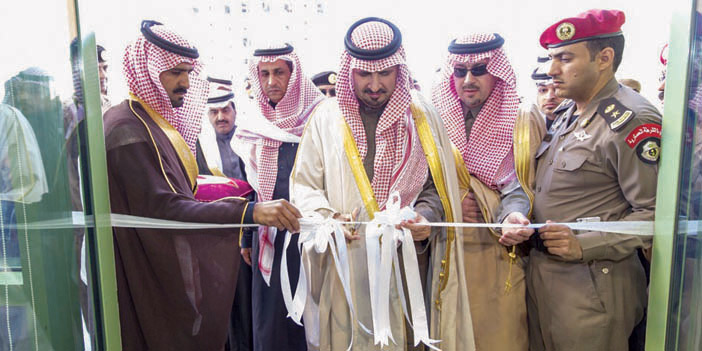  سموه يقص شريط المعرض