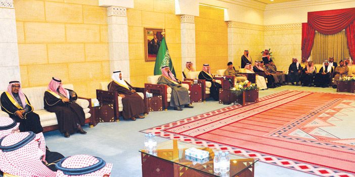  الأمير فيصل بن بندر خلال استقباله كبار المسؤولين من مدنيين وعسكريين