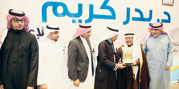  د. الفوزان يكرم أبناء الدكتور بدر كريم