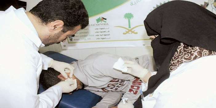  الفريق الطبي يعالج المريض السوري