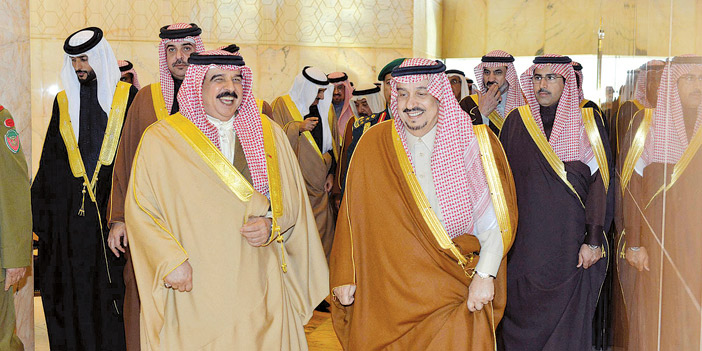  ملك البحرين لدى وصوله إلى الرياض والأمير فيصل بن بندر في مقدمة مستقبليه