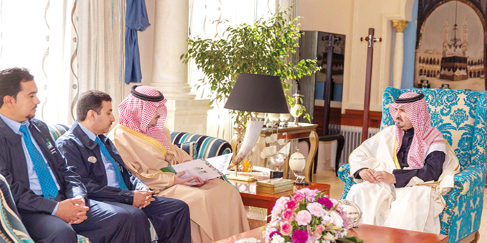  الأمير فهد بن بدر خلال استقباله مديري المعاهد