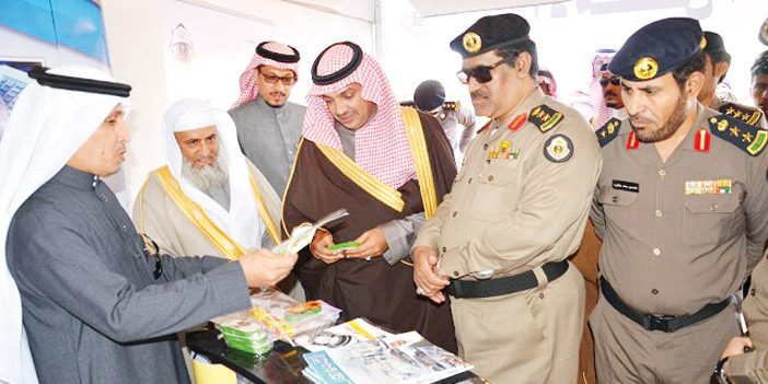  محافظ العلا يستمع لشرح عن محتويات جناح الأمن العام