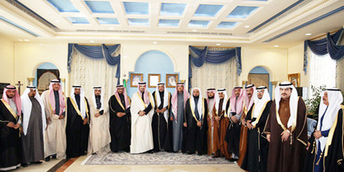  أعضاء المجلس البلدي مع أمير الجوف