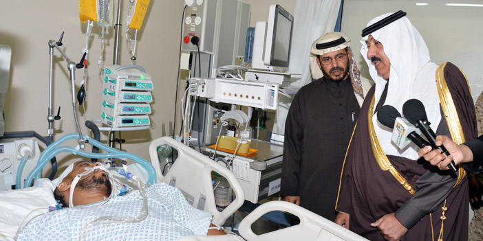  الأمير متعب بن عبدالله مطمئناً على المصابين
