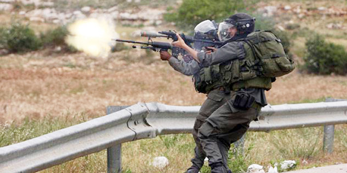  جنود الاحتلال يهاجمون الشبان الفلسطينيين