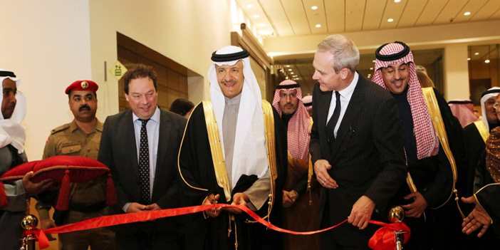  الأمير سلطان بن سلمان خلال افتتاحه المعرض