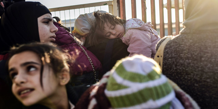  عائلات سورية تقطعت بهم السبل على الحدود التركية وسط موجة من البرد القارس
