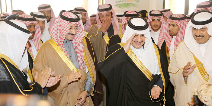  الأمير سعود بن نايف خلال تدشينه معرض «ويا التمر أحلى..»