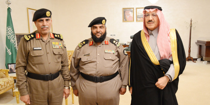  أمير المنطقة في لقطة مع مدير الشرطة ونائبه