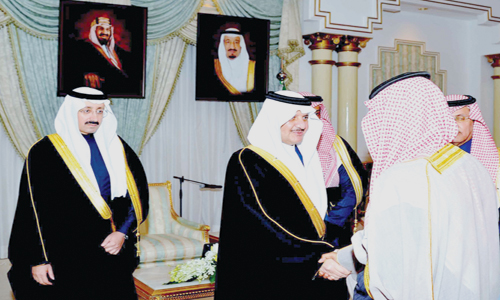  الأمير سعود بن نايف خلال الاستقبال وبجواره محافظ الأحساء