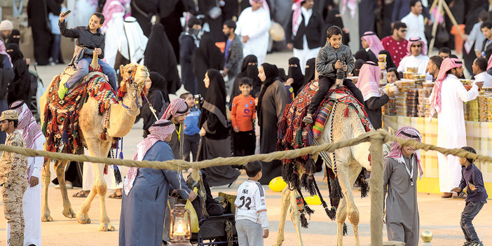  جانب من الحضور بالساحة الخارجية للجناح