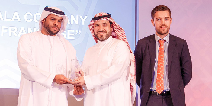  لحظة تسليم الجائزة